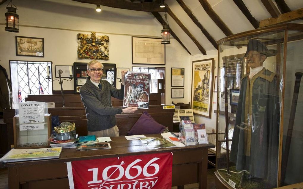 Het oude gerechtsgebouw in Pevensey draait voor een belangrijk deel om  Willem en zijn overwinningstocht. Hier curator Peter Harrison die alles weet van Pevensey en van Willem de Veroveraar die hier 950 jaar geleden voet aan wal zette. beeld RD, Henk Viss