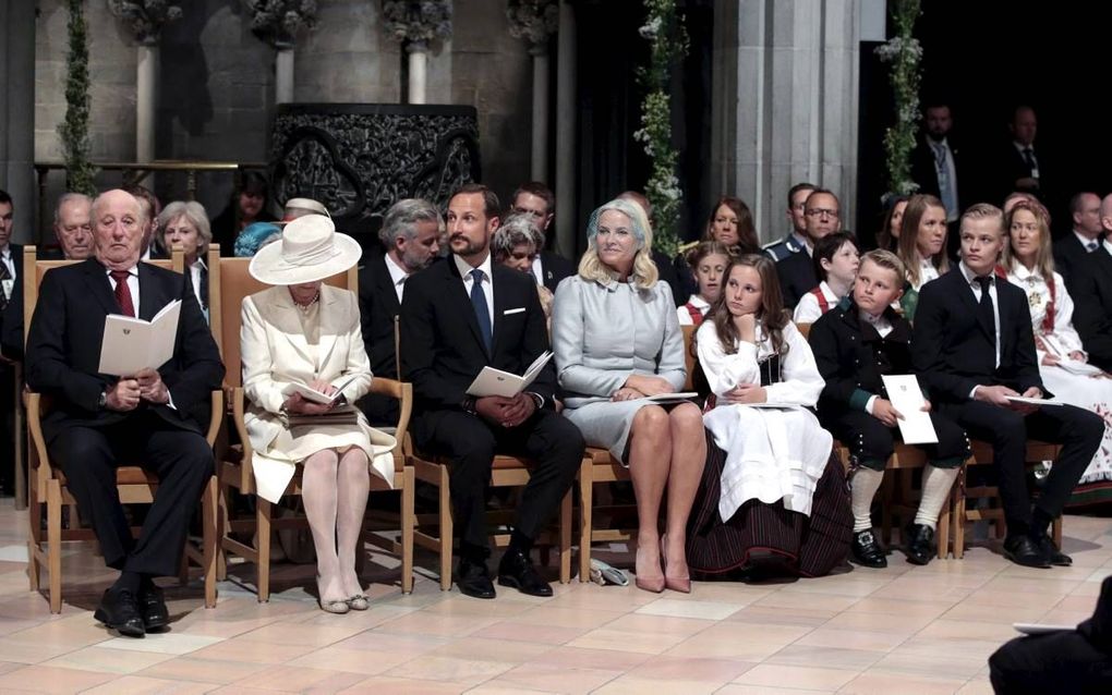 De Noorse koning Harald en koningin Sonja waren donderdag in Trondheim met kroonprins Haakon en zijn gezin bij een dankdienst vanwege het 25-jarig regeringsjubileum van de koning.  beeld EPA, Aserud Lise