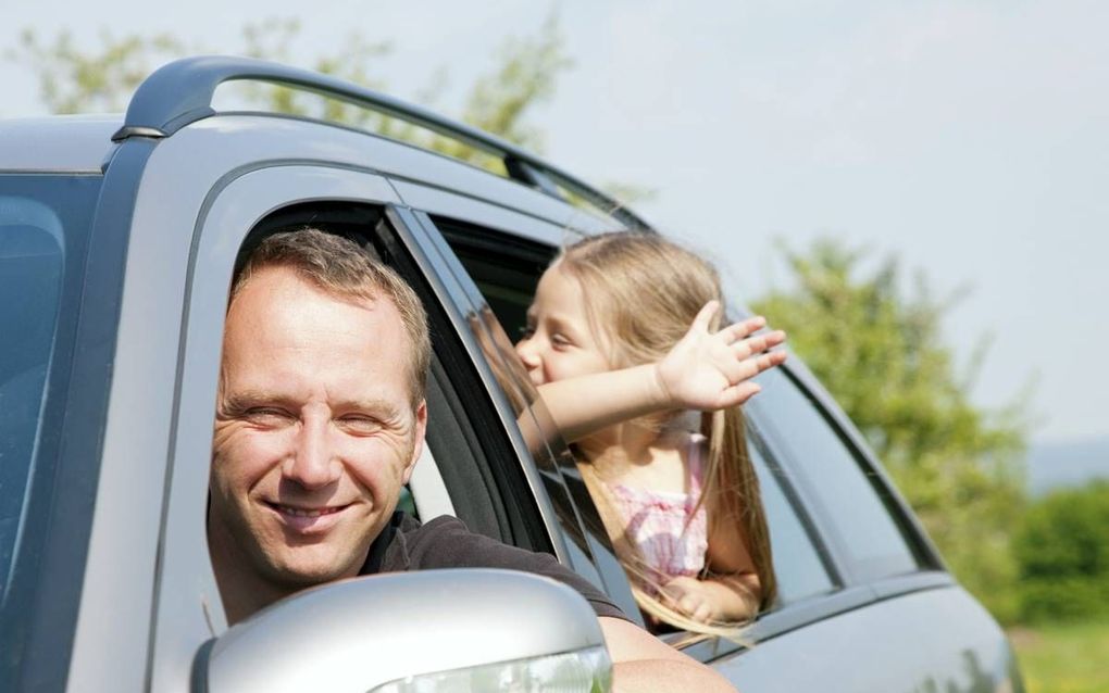 Met een vakantieboek blijven ze hopelijk een paar uur zoet op de achterbank. beeld iStock