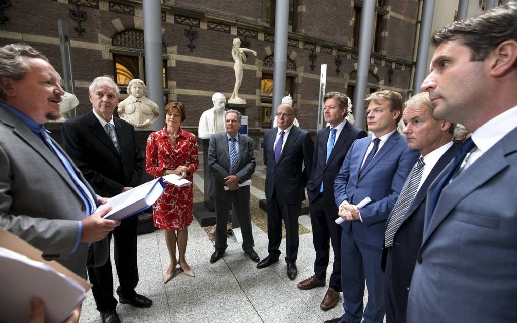 DEN HAAG. In de Statenpassage van de Tweede Kamer bood Jubilee Campaign dinsdag aan de commissie voor Buitenlandse Zaken een petitie aan. Daarin vraagt ze aandacht voor de onderdrukking van Turkse christenen.  beeld Dirk Hol