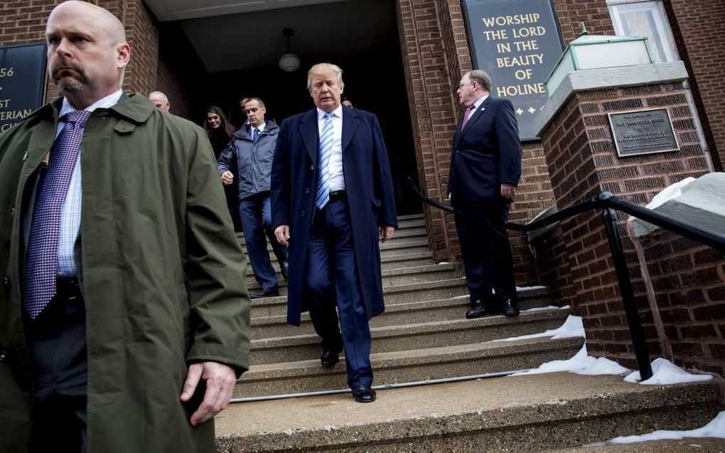 MUSCATINE. Donald Trump bij het verlaten van een presbyteriaanse kerk in Muscatine, Iowa, januari dit jaar. De gedoodverfde Republikeinse presidentskandidaat bezoekt vrijwel nooit een kerkdienst, maar liet zich in januari in het kader van zijn campagne in