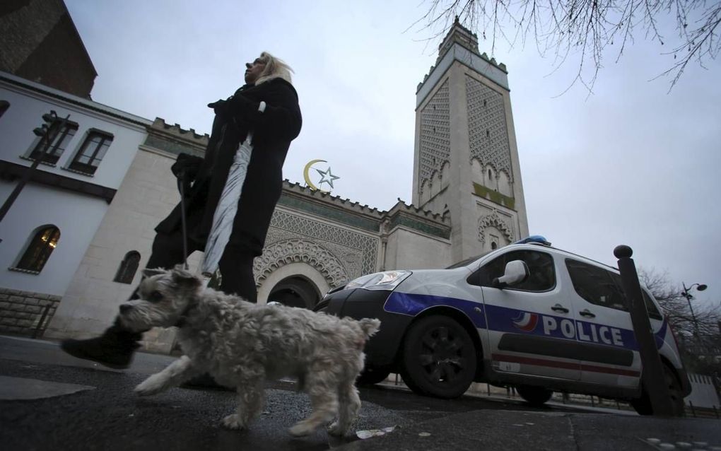 PARIJS. Na de aanslag op het satirisch magazine Charlie Hebdo in januari 2015, schroefden de Franse autoriteiten de bewaking bij moskees op, zoals hier bij de Grote Moskee in Parijs. In Frankrijk leeft breed het gevoelen dat de integratie van moslims heef