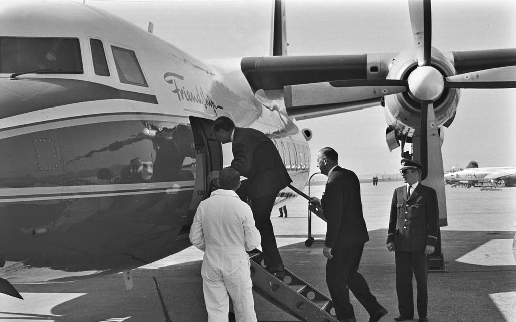 Op 2 april 1965 werden op Schiphol twee Fokkers ”Friendschip” overgedragen aan Schreiner Arways. De luchtvaartmaatschappij gebruikte ze voor vakantievervoer richting Zuid-Europa. Op de foto Fokkerdirecteur Frits Diepen (l.) en Bob Schreiner (staande voor 