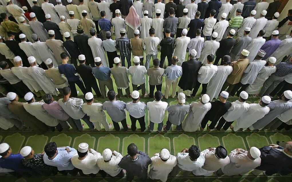 De verhouding tussen islamitische en Britse gemeenschap valt te omschrijven als: ”living apart together”. Het is een pure lat-relatie. In veel andere steden in Groot-Brittannië is het net zo. Foto: herdenking van de terreuraanslagen in de moskee van Oost-