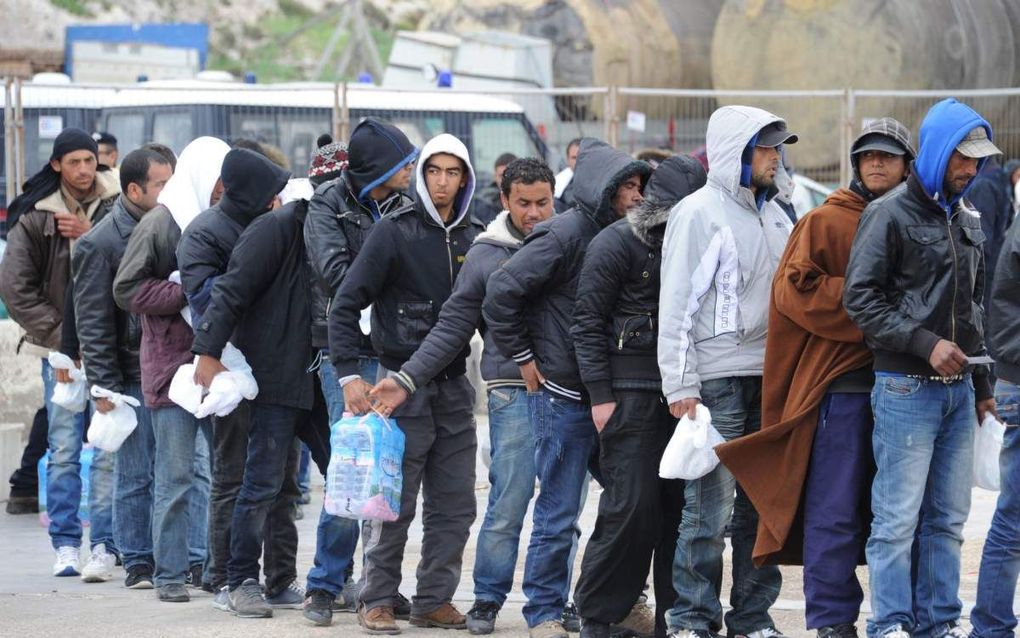 Tunesiërs komen maandag aan op Lampedusa. Foto EPA