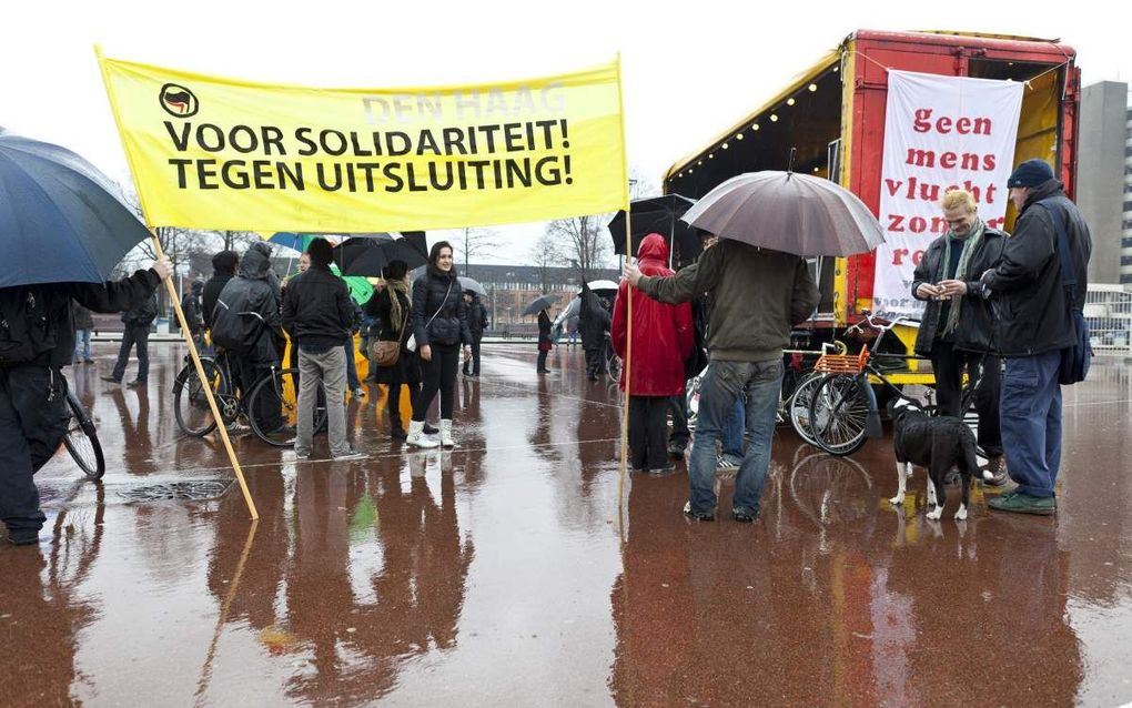 Een handjevol demonstranten voert zaterdag in de Haagse wijk Transvaal. Foto ANP