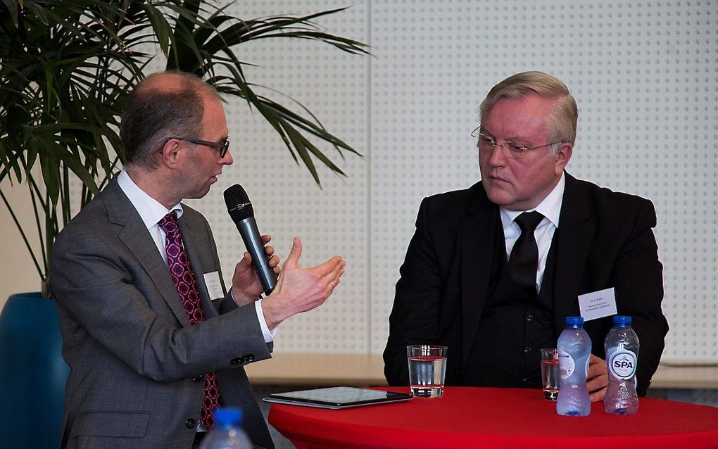 Prof. dr. Maarten Wisse (l.) in gesprek met ds. A. Schot. beeld Martin Droog