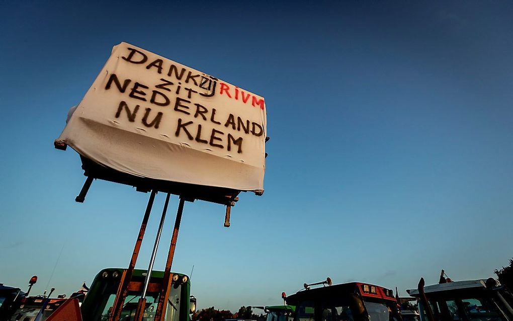 Felle protesten van boeren bij het gebouw van het RIVM in Bilthoven. beeld ANP, Robin van Lonkhuijsen