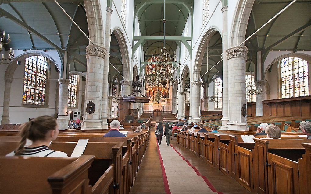 Het risico op besmetting door het inademen van aerosolen is in een grote, monumentale kerk, zeer klein, aldus het rapport. Archieffoto: doordeweeks 'moment' in de Goudse Sint-Jan. beeld RD, Henk Visscher