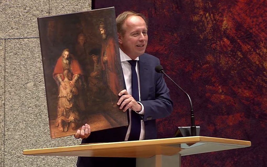 Van der Staaij met schilderij van de verloren zoon tijdens de Algemene Politieke Beschouwingen. beeld RD