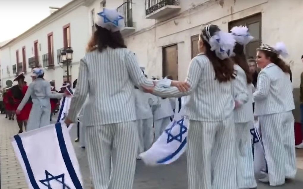 Vrouwen verkleed als kampgevangenen. beeld uit video