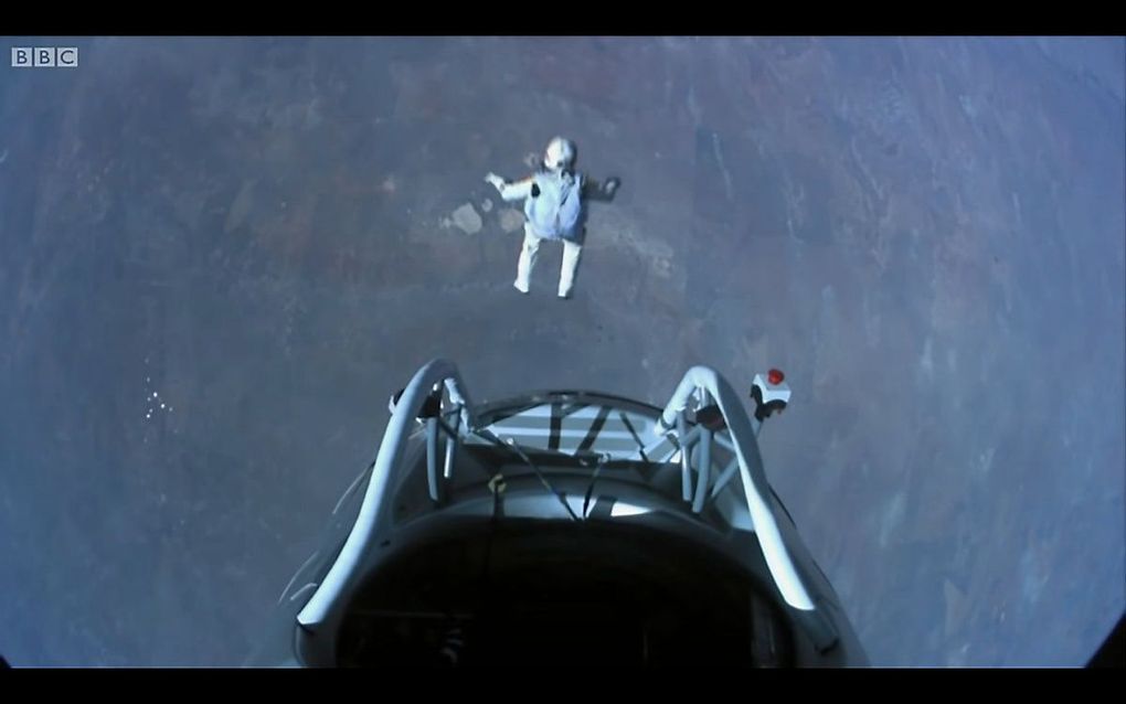 Red Bull Space Dive. beeld Screenshot Youtube BBC