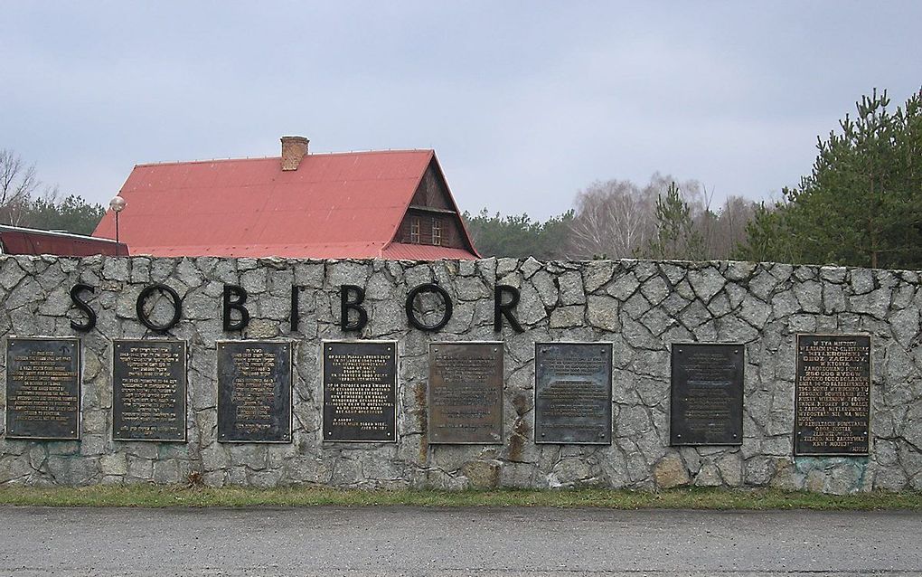 „Als de treinen in Sobibor aankwamen, werden ze opgewacht door andere Joden, die vooral opgewekt moesten kijken, opdat de aangekomen slachtoffers nietsvermoedend de gaskamers zouden ingaan voor een ‘ontsmettingsdouche’.” beeld Wikimedia