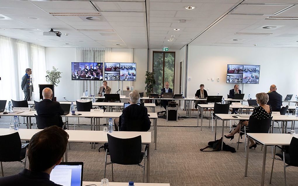 De leden van de generale synode van de Protestantse Kerk vergaderden in juni op verschillende locaties, met inachtneming van de coronamaatregelen. beeld RD, Anton Dommerholt