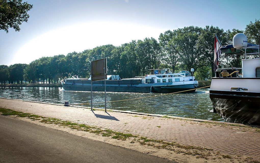 De bijdrage aan de stikstofdepositie van verkeer, industrie en huishoudens is circa 20 procent in de vorm van NOx. Helaas wordt ongeveer de helft van deze emissies veroorzaakt door de scheepvaart. beeld RD, Henk Visscher