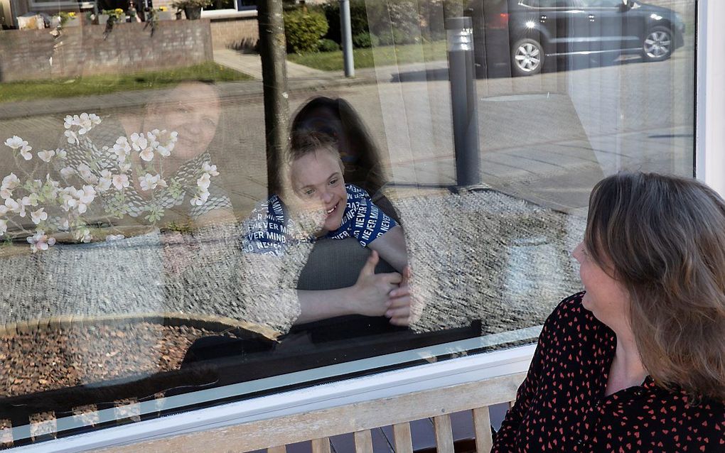 Sebastian Rietdijk (14) uit Aalst krijgt raamvisite van zijn tante Ariena van Wendel de Joode. beeld RD, Anton Dommerholt