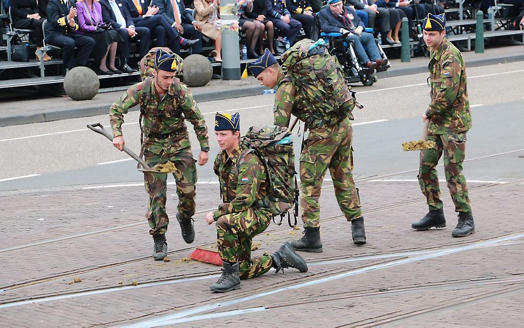 De straat wordt schoongeveegd tijdens de Nederlandse Veteranendag 2017. beeld Riekelt Pasterkamp