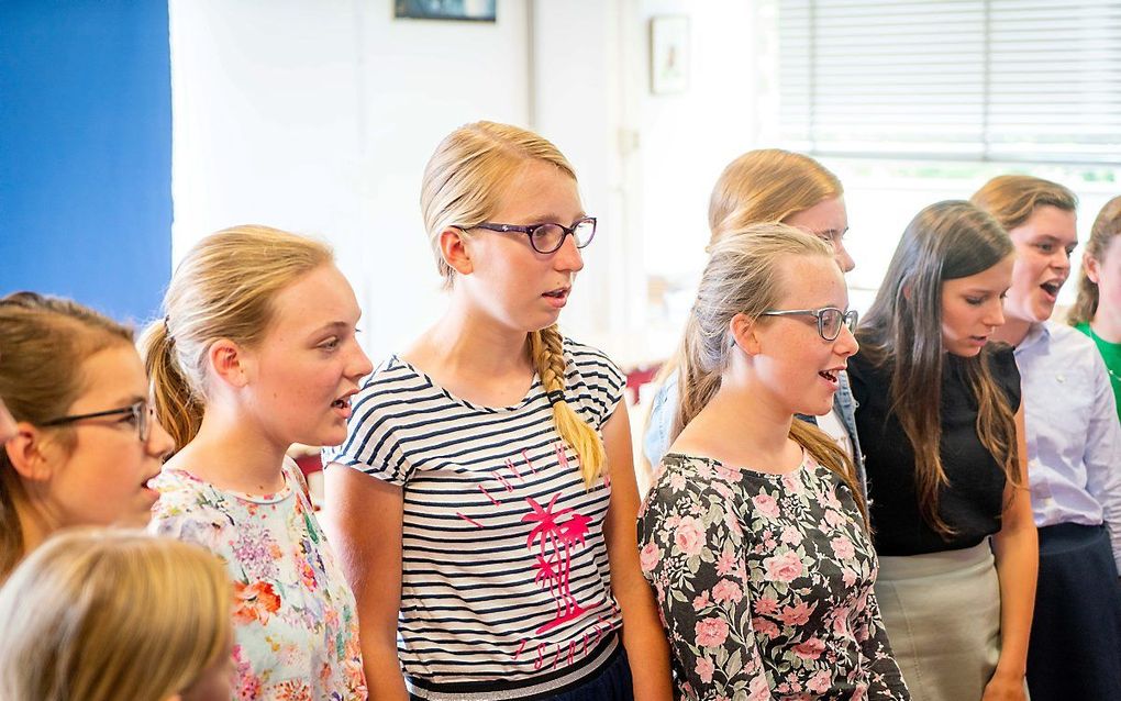 Hoe harder iemand zingt of praat, hoe meer aerosolen dat oplevert. Tussen zingen en praten op hetzelfde volume zit weinig verschil, blijkt uit onderzoek. beeld Cees van der Wal