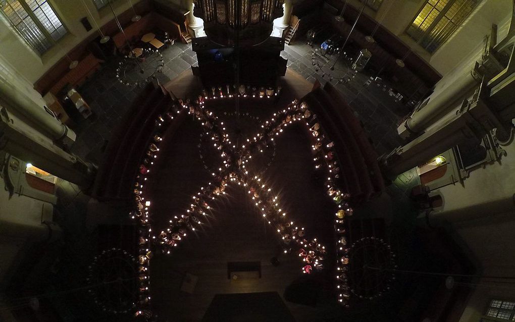 Kerkgangers vormen een Koptisch kruis. beeld Noorderkerk Amsterdam