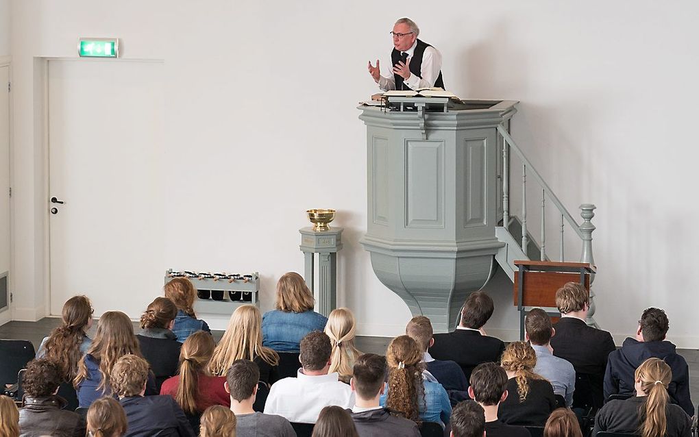 In de hersteld hervormde Zuiderkerk in Ede werd maandag een Paasappel gehouden. Ds. W. J. C. van Blijderveen en ds. A. A. Egas (foto) belichtten het thema: ”Bestemming bereikt?” beeld Niek Stam