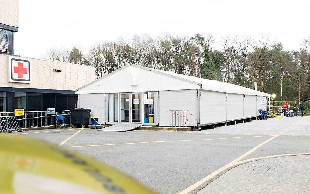 De coronatent bij het Gelre Ziekenhuis in Apeldoorn. In deze tent worden alle coronapatiënten opgevangen die huisartsen doorsturen naar het ziekenhuis.  beeld Medische Fotografie Gelre ziekenhuizen