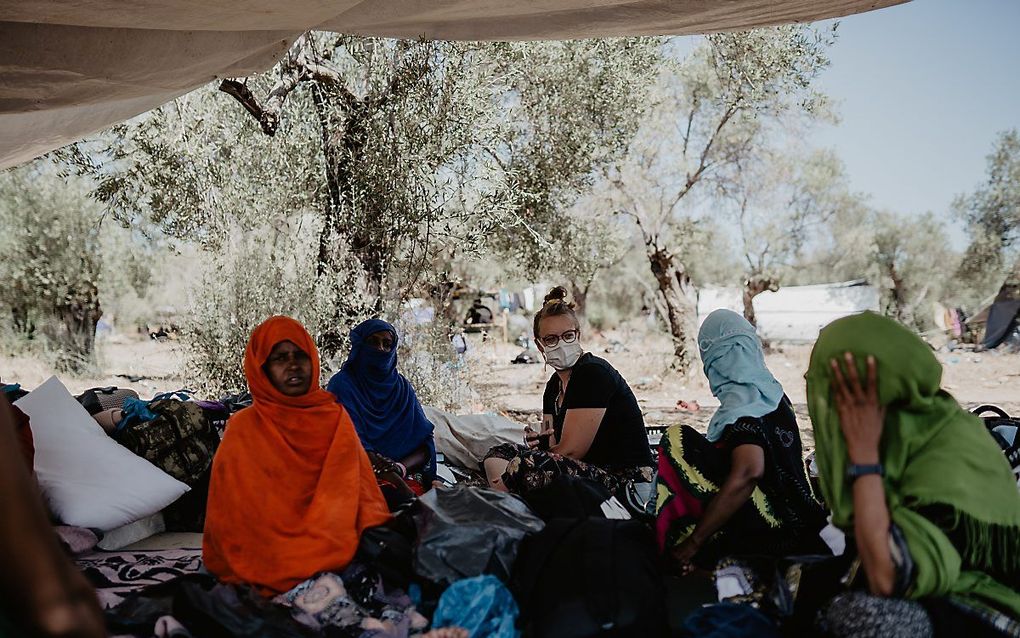 Debora Molenaar drinkt thee met Somalische vrouwen op Lesbos, enkele dagen na de brand in kamp Moria. beeld Salomé Wiedmer.