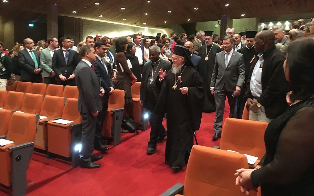 Curiekardinaal Turkson en patriarch Bartholomeüs I. Achter de patriarch loopt oud-premier Jan Peter Balkenende. beeld RD