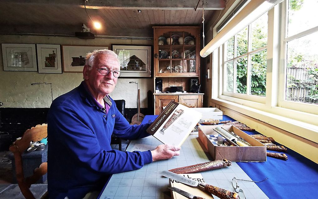 Frans Dingemanse doet tientallen tot honderd uren over het vervaardigen van een mes. beeld Jan Dirk van Scheyen