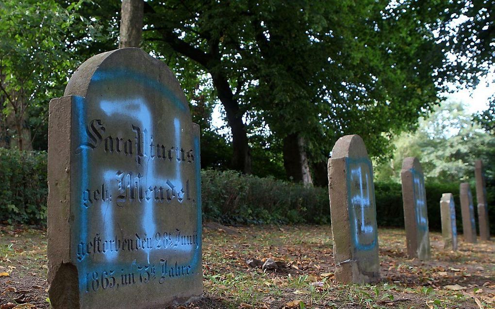 Geschonden grafstenen op de Joodse begraafplaats in het Duitse Kröpelin. beeld Landkreis Rostock