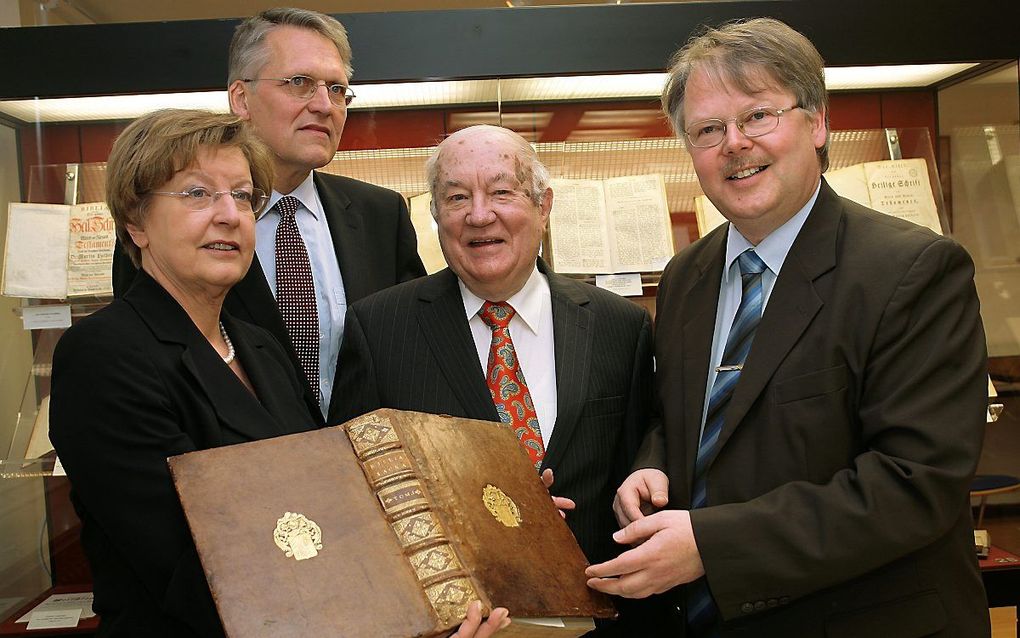 De 650 historische Bijbels uit de grootste Duitse particuliere Bijbelverzameling werd in 2010 overhandigd door verzamelaar Walter Remy (2e van r.) aan directeur Holger Strutwolf (r.). beeld EPD, Angelika Osthues