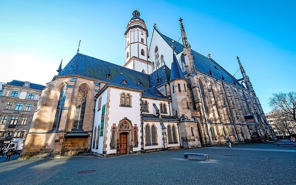 De Thomaskirche in Leipzig werd tijdens de nieuwjaarsnacht getroffen door vandalisme. Tientallen ruiten moesten het ontgelden. beeld EPD, Jens Schulze