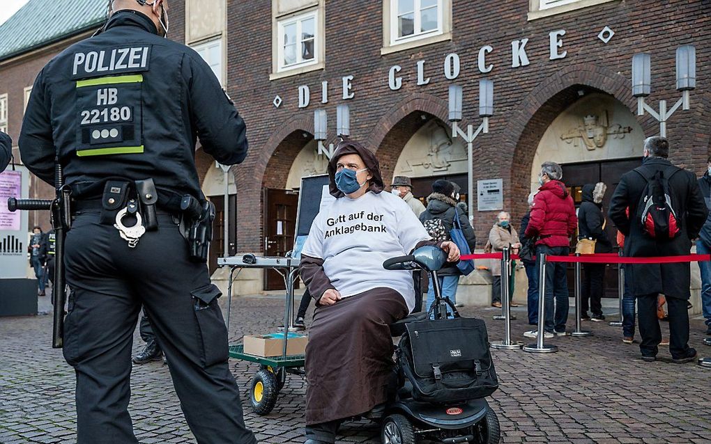 Aanhangers van ds. Latzel betuigen hun steun bij het proces tegen de predikant. Het proces werd gehouden op vrijdag 20 november in een concertzaal in Bremen. Beeld EPD