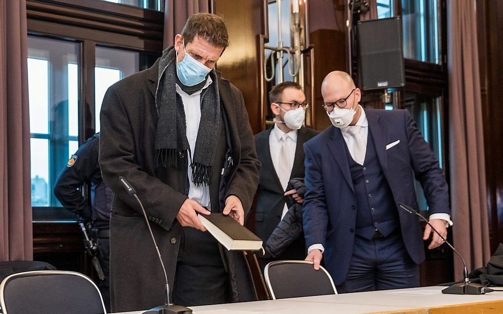 Ds. Olaf Latzel (l.) vrijdag in de rechtbank tijdens een eerdere zitting. beeld EPD, Tristan Vankann