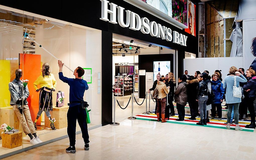 In maart opende warenhuis Hudson's Bay nog een nieuwe vestiging in Utrecht. Zaterdag werd bekend dat de Canadese keten eind 2019 de deuren sluit in Nederland. beeld ANP, Robin van Lonkhuijsen