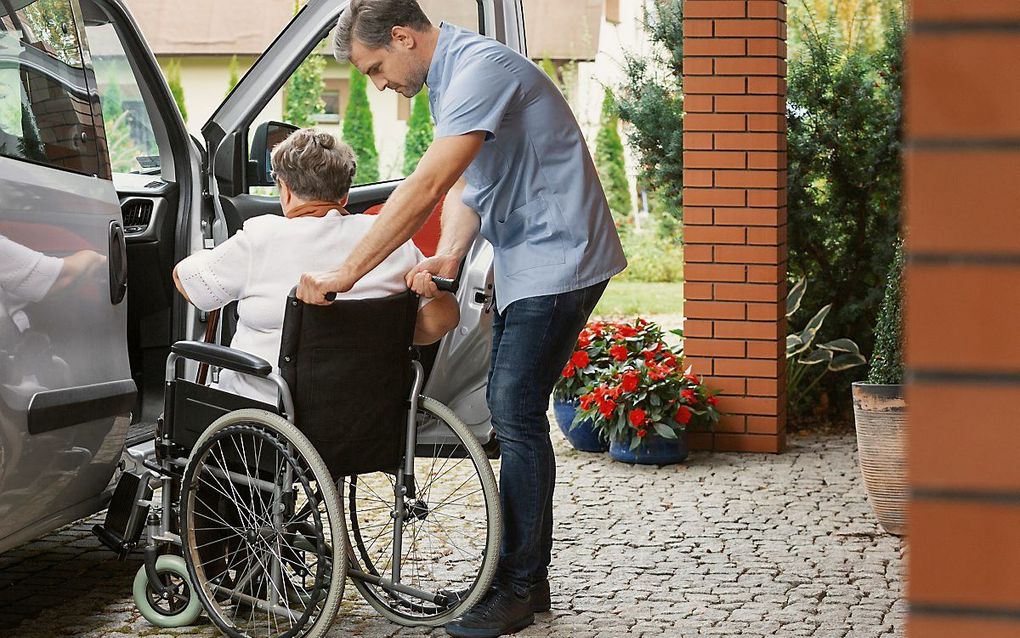 Waar blijven de mannen? Is het juist ook niet een verantwoordelijkheid van hén om serieus na te denken over werken in de zorg? beeld iStock