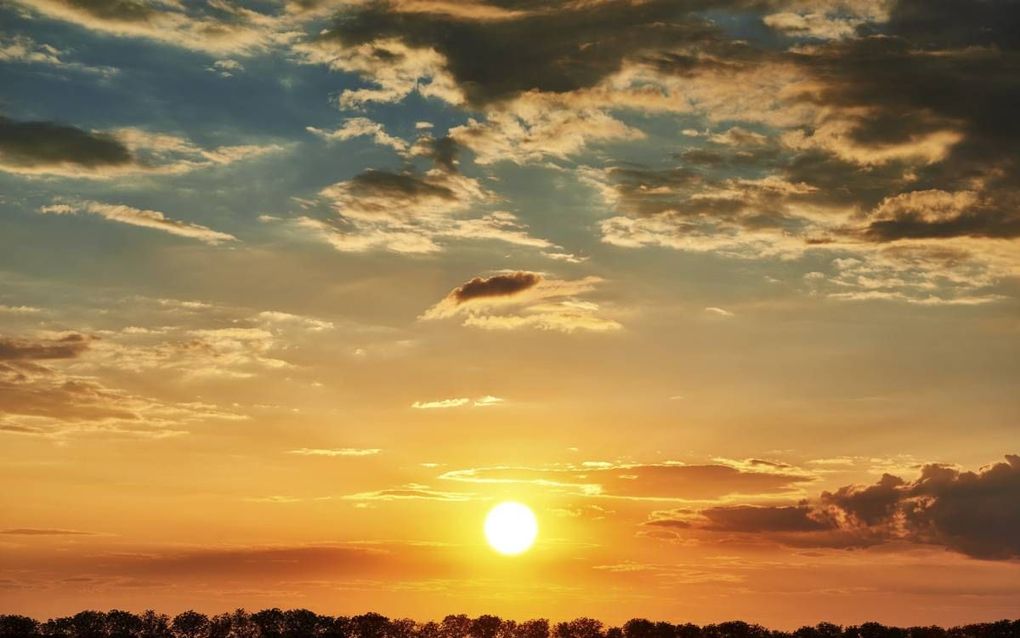 Wat tijdens zonsondergang in de lucht hangt als een egaal gekleurde bal met hooguit wat vlekjes, is in werkelijkheid een kokende poel gloeiendheet plasma. beeld iStock