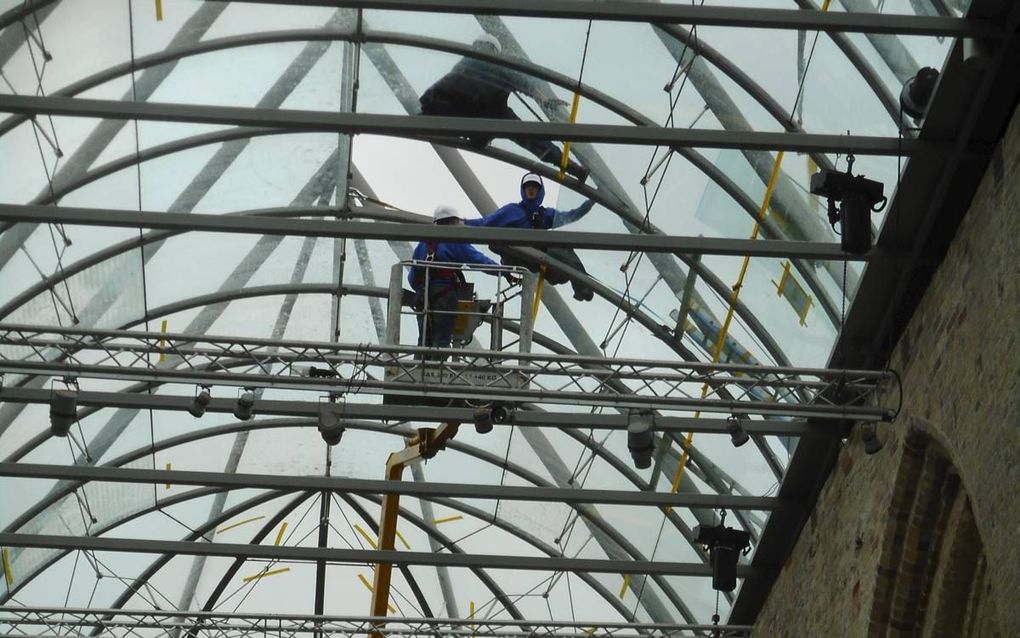 De 53 glasplaten die het dak vormen van de Broerekerk in Bolsward worden vervangen. De oorspronkelijke glasplaten uit 2006 waren van slechte kwaliteit. De werkzaamheden duren tot 1 november.  beeld Stichting monumenten SWF