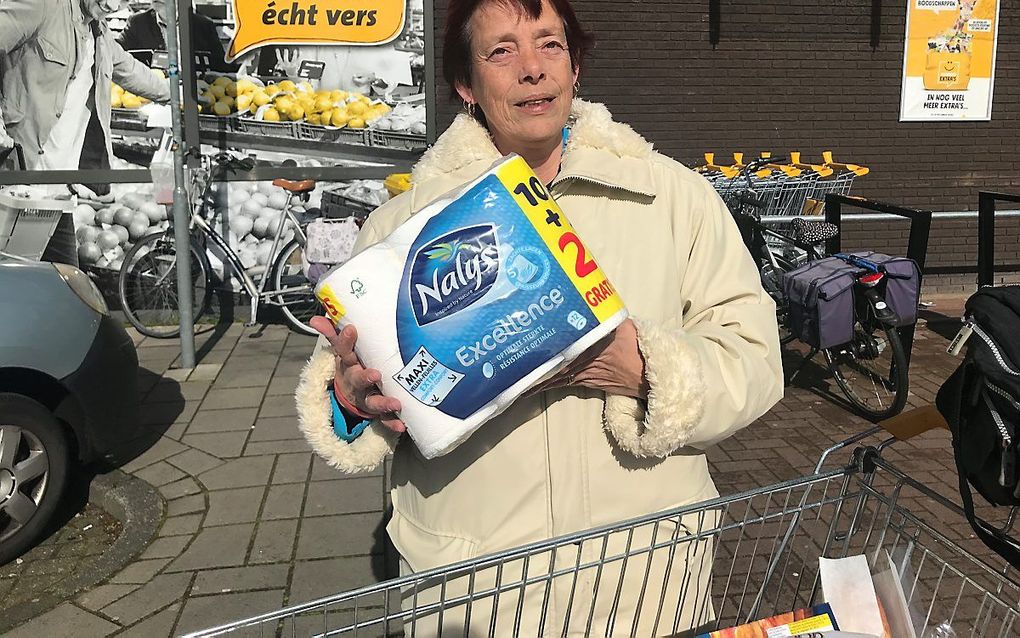 Jacqueline kon vrijdag in Emmeloord nog een pak wc-papier op de kop tikken. beeld RD