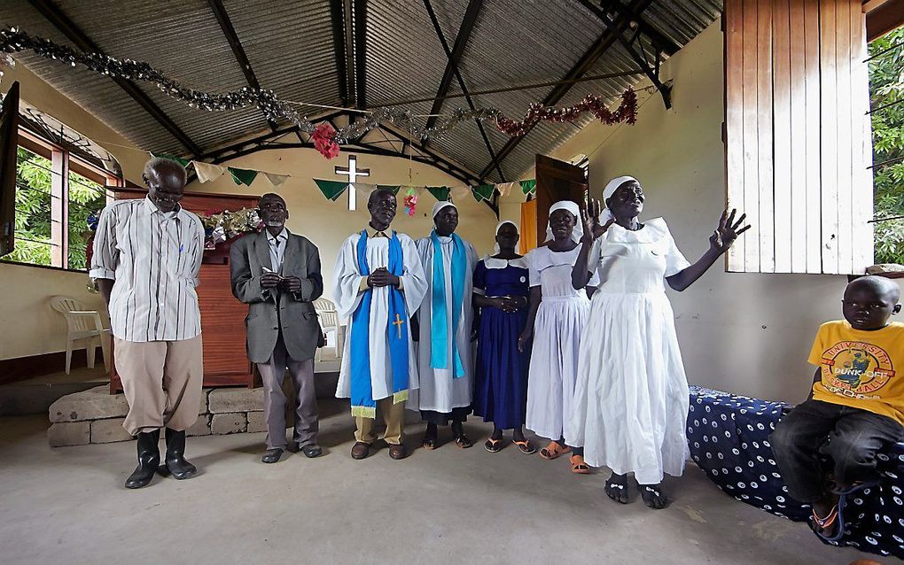 Kerkdienst in de Wuji Limuro Boma Episcopal Church in Zuid-Sudan. beeld Jaco Klamer