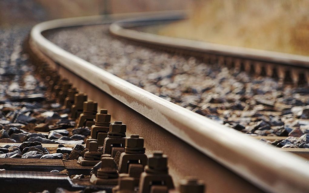 Spelende kinderen, hardlopers en bijvoorbeeld wildplukkers die in de buurt van het spoor naar bramen zoeken, lopen bovendien het gevaar aangereden te worden door een trein. beeld Unsplash