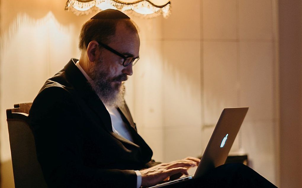 Joodse man met een laptop. beeld Israël en de Bijbel