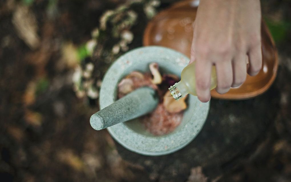 Zolang er geen vaccin of eenduidig medicijn bestaat, duiken homeopaten, orthomoleculair genezers en andere alternatieven in het gat, waarschuwt de Vereniging. Beeld Unsplash