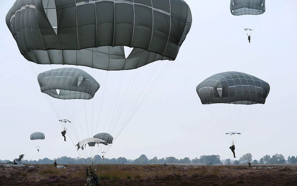 Landing op de Ginkelse Heide bij de 70e herdenking in 2014. beeld  Imperial War Museum