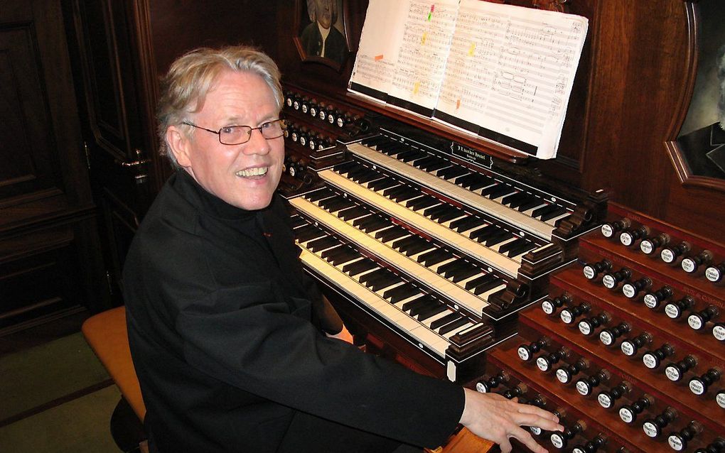 Daniel Roth aan de klavieren van het Van den Heuvelorgel in de Nieuwe Kerk in Katwijk aan Zee. beeld Pieter Baak