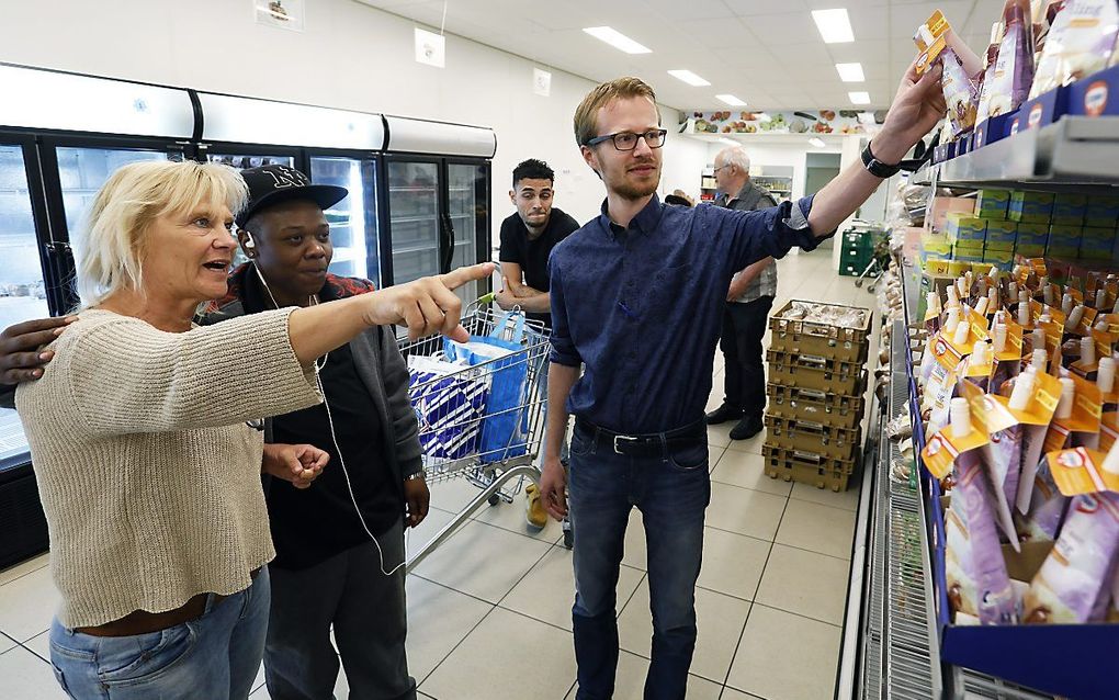 Redacteur Maarten Costerus doet een dagje vrijwilligerswerk bij de voedselbank. Links daghoofd Ida de Geus. beeld Vidiphoto