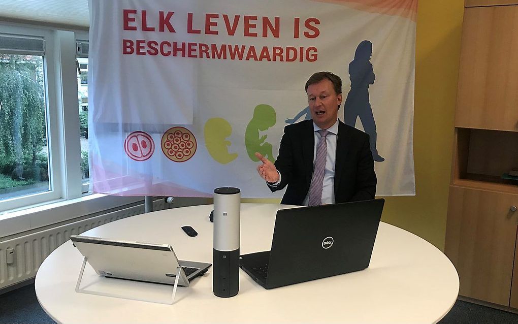 Bestuursvoorzitter Diederik van Dijk van het platform Zorg voor het Leven verdedigt het crowdfundingsspotje tijdens een digitale zitting van de Reclame Code Commissie. beeld Geerlof de Jong