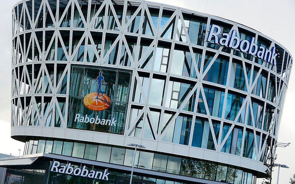 Rabobank gaat negatieve rente rekenen op tegoeden van boven ton