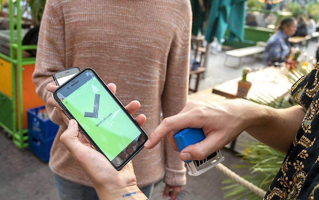 Burgemeesters positief over polsbandje voor QR-code horeca