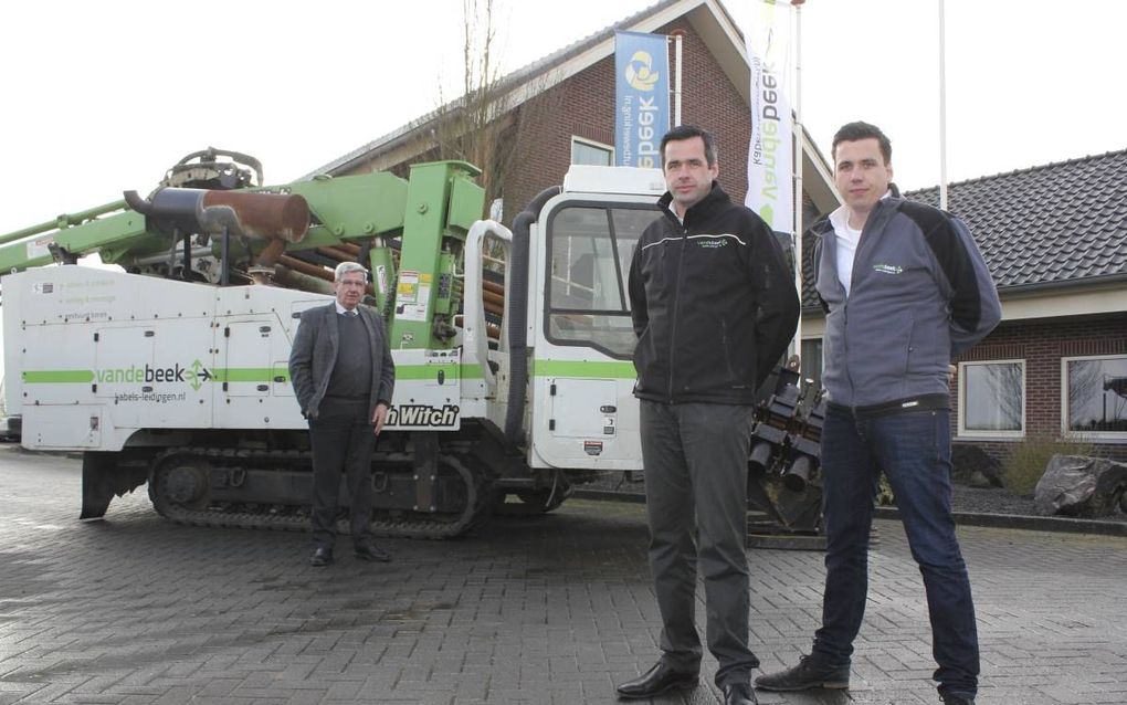 van-de-beek-gaat-met-kabels-overal-onderdoor-zonder-te-graven