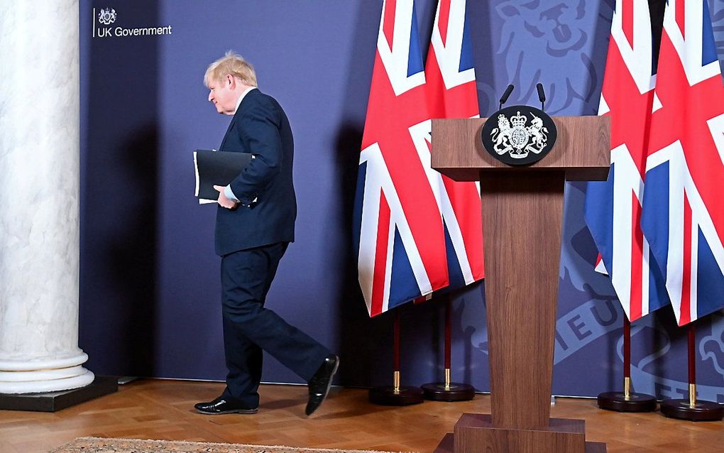 De Britse premier Boris Johnson na zijn persconferentie. beeld AFP, Paul Grover